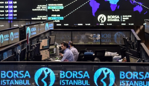 Συναγερμός στην Τουρκία μετά τις εκροές 18 δισ. δολαρίων από επενδυτικά κεφάλαια και τις συλλήψεις στελεχών της αγοράς 