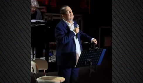 Ο Γιάννης Πάριος αποχαιρέτησε τον Γιώργο Μαζωνάκη τραγουδώντας το «Ποτέ ποτέ»: Το είχα γράψει για εκείνον