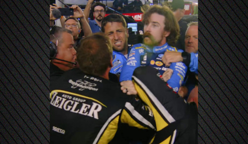 NASCAR: Οδηγοί μετέτρεψαν την πίστα σε ρινγκ μετά από σύγκρουση που είχαν στον στον αγώνα, δείτε βίντεο 