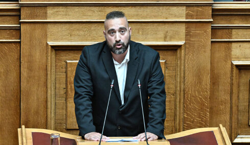 Ο Γιώργος Μανούσος αυτοανακηρύχθηκε εκπρόσωπος του κόμματος Κασιδιάρη στην Ολομέλεια, αντιδράσεις από Κατσώτη - Καζαμία
