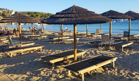 Συνελήφθη και η 21χρονη που ήταν με τον 76χρονο μετά τον θάνατο του 82χρονου στην πλαζ Βουλιαγμένης, κατηγορείται για συνέργεια