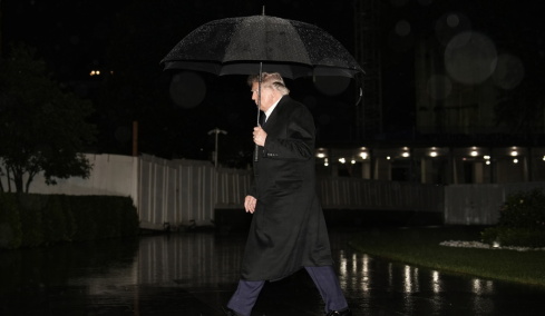 Ο Ντόναλντ Τραμπ αποπληρώνει τα δικά του δάνεια ενώ εκτοξεύεται το δημόσιο χρέος των ΗΠΑ