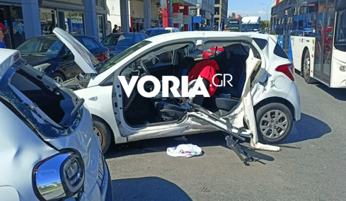 Θεσσαλονίκη: 30χρονος έπαθε επιληπτική κρίση στο τιμόνι, παρέσυρε τρία αυτοκίνητα και μηχανάκι - Δείτε φωτογραφίες και βίντεο