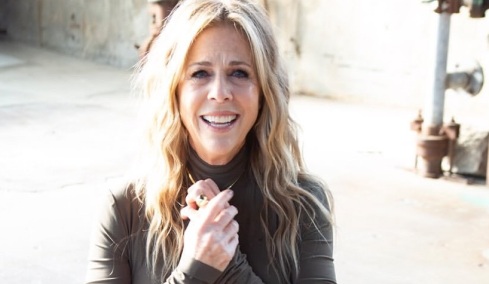 Η Rita Wilson αποκάλυψε ένα τεράστιο τατουάζ στην πλάτη της, που είναι ίδιο με του γιου της (εικόνα)