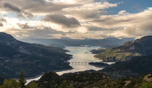 4 ελληνικά χωριά δίπλα σε μαγευτικές λίμνες
