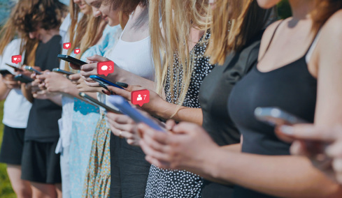 Η εξέλιξη της γλώσσας: Από τους Millennials και την Gen Z στην Gen Αlpha, πώς επικοινωνεί σήμερα η νέα γενιά