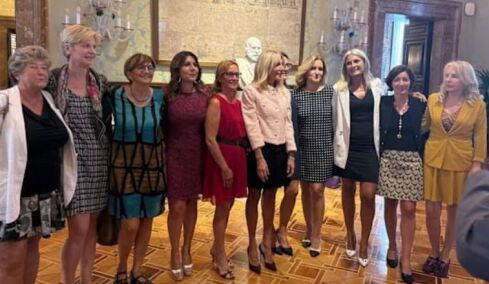 Γιατί δεκάδες Ιταλίδες πολιτικοί εμφανίστηκαν την ίδια μέρα στη Βουλή φορώντας μίνι φούστα;

