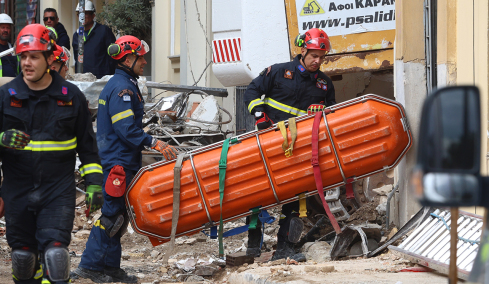 Βρέθηκαν δύο ακόμα σοροί στο κτήριο που κατέρρευσε στην Πλάκα, τέσσερις οι νεκροί και δύο οι αγνοούμενοι