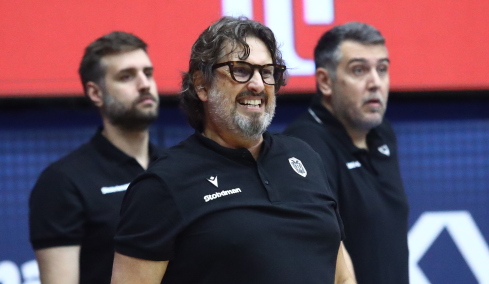 Παράπονα από τον Τρινκιέρι: «30 βολές, 4 τεχνικές ποινές, προσπαθώ να καταλάβω τη διαιτησία»