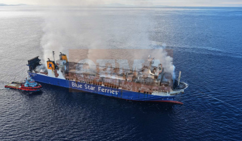 Φωτογραφία: Ανοιχτά της Τήνου το Blue Carrier, έσβησε η μεγάλη φωτιά, παραμένουν υψηλές θερμοκρασίες στο εσωτερικό του