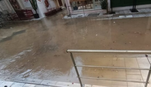 Ισχυρή καταιγίδα στη Σύρο, προβλήματα σε δρόμους και στο κέντρο της Ερμούπολης
