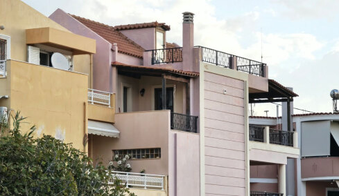Ο πρώην σύντροφος εισέβαλε με βαριοπούλα και μαχαίρωσε το ζευγάρι στο Λαύριο - Η γυναίκα τον είχε καταγγείλει 5 φορές, είχε και panic button