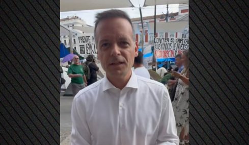 Ο Δούκας πρώτα πήγε σε αντικυβερνητική διαδήλωση για το στεγαστικό στην Ισπανία και μετά βράβευσε τον Σάντσεθ! (βίντεο)