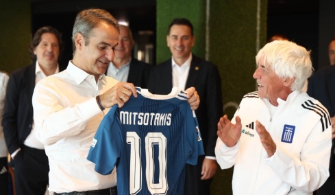 Την Εθνική Ελλάδος επισκέφτηκε ο Μητσοτάκης και ο Γιοβάνοβιτς του χάρισε τη φανέλα με το 10: «Εκπλήξατε πολλούς αλλά όχι τους εαυτούς σας»