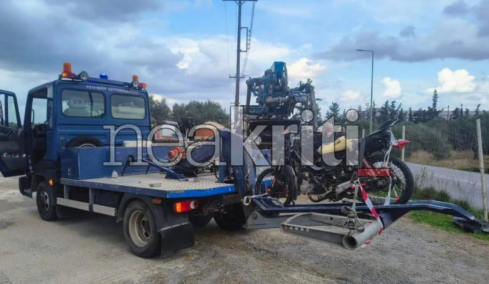Θλίψη στη Χερσόνησο με τον θάνατο του 16χρονου Νίκου σε τροχαίο με μηχανή: Οι φίλοι του παραμένουν στο σημείο του δυστυχήματος
