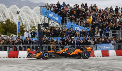 Η Αθήνα στην pole position με McLaren! Χιλιάδες φίλοι του motorsport στο πρώτο Allwyn x McLaren Racing Live event