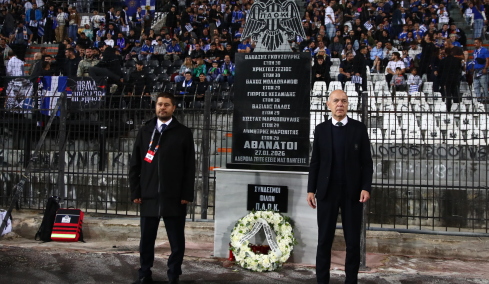 Ελλάδα - Γερμανία: Στεφάνι στη μνήμη των θυμάτων των Τεμπών κατέθεσε η ΕΠΟ