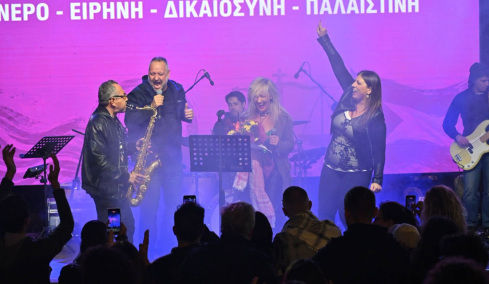 Η Ζωή Κωνσταντοπούλου ανέβηκε στη σκηνή του Θεάτρου Ρεματιάς και τραγούδησε «η ζωή είναι ένα δώρο», δείτε βίντεο