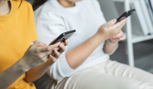 Κλειδώνουν τα social media για τους κάτω των 15 από 1η Ιανουαρίου - Πώς θα λειτουργήσει η επαλήθευση ηλικίας, ποια ευθύνη έχουν πλατφόρμες και γονείς