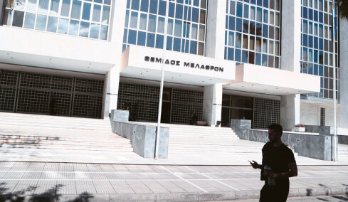 Έχασε το διαζύγιο, αλλά όχι το δικαίωμα στην αξιοπρέπεια: Αποζημίωση σε γυναίκα για ύβρεις και απειλές από πρώην σύζυγο 