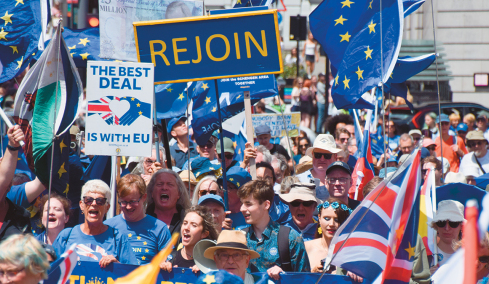 Δέκα χρόνια μετά το Brexit, η Βρετανία ξαναχτυπά την πόρτα που είχε κλείσει με θόρυβο