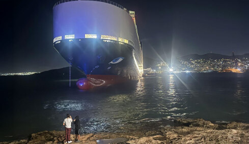 Προσάραξε φορτηγό πλοίο στον δίαυλο του Ναυστάθμου Σαλαμίνας, δείτε βίντεο και φωτογραφίες