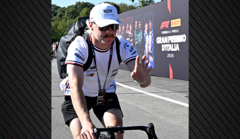Formula 1: Ο Μπότας πήγε με ποδήλατο από τη Μαλαισία στη Σιγκαπούρη για το Grand Prix, βίντεο