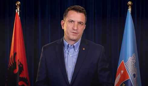 Ο φυλακισμένος δήμαρχος Τιράνων εμφανίστηκε με AI βίντεο και υποσχέθηκε δωρεάν σχολικά γεύματα