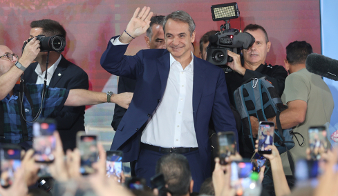 Tο παρασκήνιο των γενεθλίων της ΝΔ: Το 4Χ4 του Μητσοτάκη, το νεοδημοκρατικό ρετρό συσπείρωσης και οι αναφορές στους «πρώην»