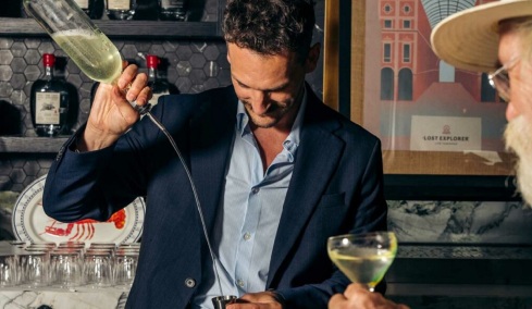 Νίκος Ταχμάζης: Η ελληνική φύση γίνεται cocktail στο Avra Bar