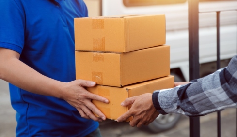 Τέλος τα μετρητά στις παραδόσεις δεμάτων με courier, υποχρεωτικές οι ηλεκτρονικές πληρωμές
