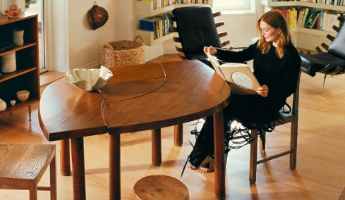 Η Julianne Moore μάς ξεναγεί στο σπίτι της στη Νέα Υόρκη: Ψηλά παράθυρα, φως και minimal διακόσμηση (εικόνες - βίντεο)