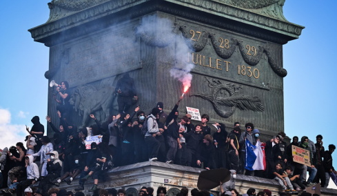 «Να δούμε ποιος θα υποχωρήσει πρώτος»: Η εξέγερση των μαθητών στη Γαλλία που στριμώχνει τον Μακρόν