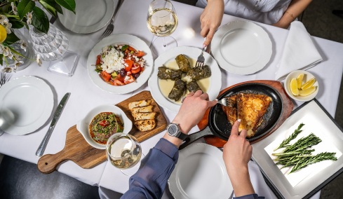 Το ελληνικό τραπέζι σε 12 προϊόντα που δεν λείπουν ποτέ από την κουζίνα μας