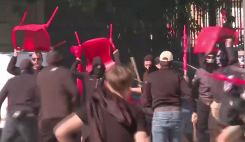 Χάος πριν από το Λεβάντε - Σεβίλλη: Άγριες συμπλοκές μεταξύ οπαδών έξω από το γήπεδο, βίντεο