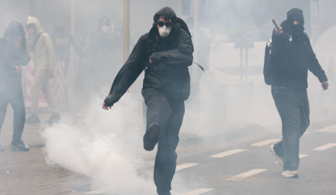 Νέες συμπλοκές ανάμεσα σε νεαρούς διαδηλωτές και αστυνομικούς στις Βρυξέλλες, τουλάχιστον 10 συλλήψεις
