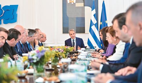 Τα ευρήματα του Μαξίμου σε δύο εσωτερικές έρευνες και focus groups - Ποιους στοχεύει να πάρει πίσω από τους ψηφοφόρους του '23