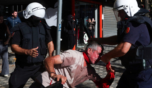 Σοβαρά επεισόδια στην Αλβανία σε φοιτητικές διαδηλώσεις, πέταξαν πέτρες και τούβλα στο υπουργείο Παιδείας, βίντεο