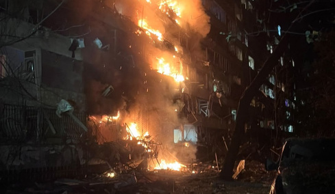 Ρωσικός πύραυλος έπληξε συγκρότημα κατοικιών στο Κίεβο, «στόχευε ενεργειακή υποδομή» λέει ο Ζελένσκι
