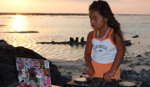 Εξάχρονη πίσω από τα decks: Η μικρότερη DJ στον κόσμο που παίζει σε κλαμπ στην Ιαπωνία