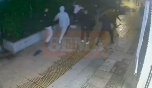 Βίντεο ντοκουμέντο από την άγρια επίθεση 15 ανηλίκων σε δύο 18χρονους στην Κυψέλη, μαχαίρωσαν τον έναν πισώπλατα