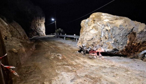  Ολοκληρώθηκε η πρώτη φάση διάνοιξης του δρόμου προς την παραλία Άντονι Κουίν στη Ρόδο, απομακρύνθηκαν τα εγκλωβισμένα οχήματα