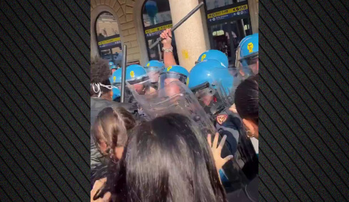 Χάος στην Ιταλία: Σοβαρά επεισόδια σε αντικυβερνητικές διαδηλώσεις μαθητών και φοιτητών σε όλη τη χώρα, δείτε βίντεο