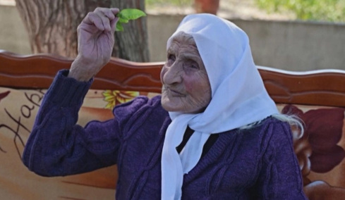 Η Αλβανίδα που διεκδικεί τον τίτλο της γηραιότερης γυναίκας στον κόσμο: Ξυπνά νωρίς και ταΐζει τις κότες

