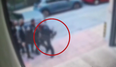 Θεσσαλονίκη: Αστυνομικός πέταξε γιλέκο, γκλομπ και όπλο για να διαπληκτιστεί με πολίτη, δείτε βίντεο