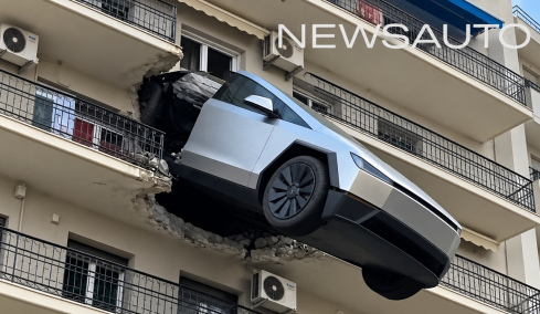 Video: Το νέο Tesla «προσγειώθηκε» σε πολυκατοικία της Αθήνας