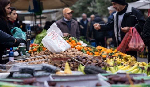 Τι αλλάζει με τις λαϊκές αγορές: Απογευματινή λειτουργία, άδειες και θέσεις των πωλητών