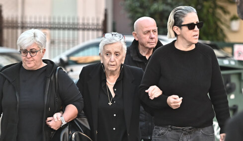 Στον Ιερό Ναό Αγίας Τριάδας οι γονείς και οι αδερφές του Γιώργου Μαζωνάκη για το 40ήμερο μνημόσυνο