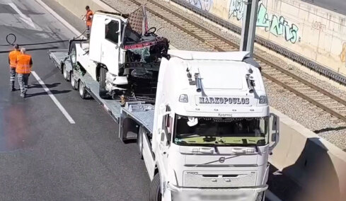 Σοβαρό τροχαίο με νταλίκα και ΙΧ στην Αττική Οδό: Σοβαρά τραυματίας ο οδηγός του τράκτορα, κλειστή η έξοδος για Λαμία – Πειραιά και κυκλοφοριακές ρυθμίσεις
