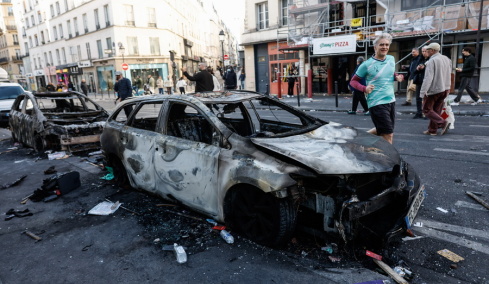 Σε σοκ η Γαλλία μετά τη νύχτα του χάους: Φλεγόμενα δημαρχεία, ταραξίες κοντά στο Ελιζέ και ο Μακρόν αντιμέτωπος με πολιτικό σεισμό
